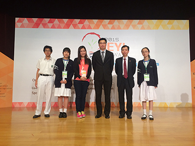 HKETCO Deputy Director exchanges with students participating in the International Exhibition for Young Inventors 2015