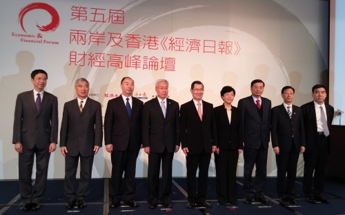 梁志仁（左一）與出席貴賓合照。